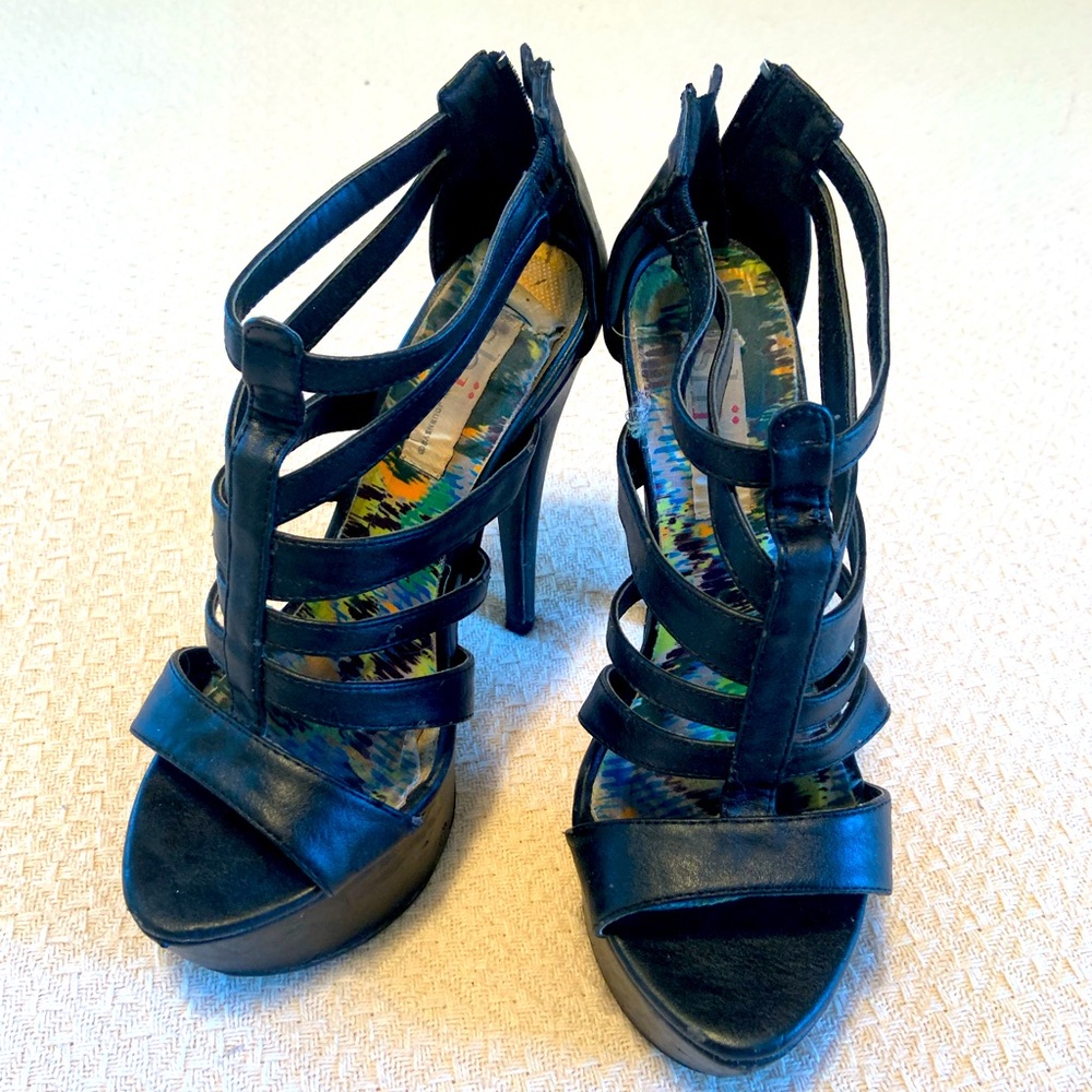 Black heels by Shi by Journeys